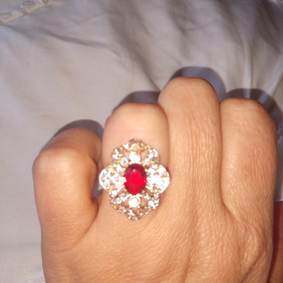 Exquisite 18k Gold Ruby Ring - Picture 8 of 12